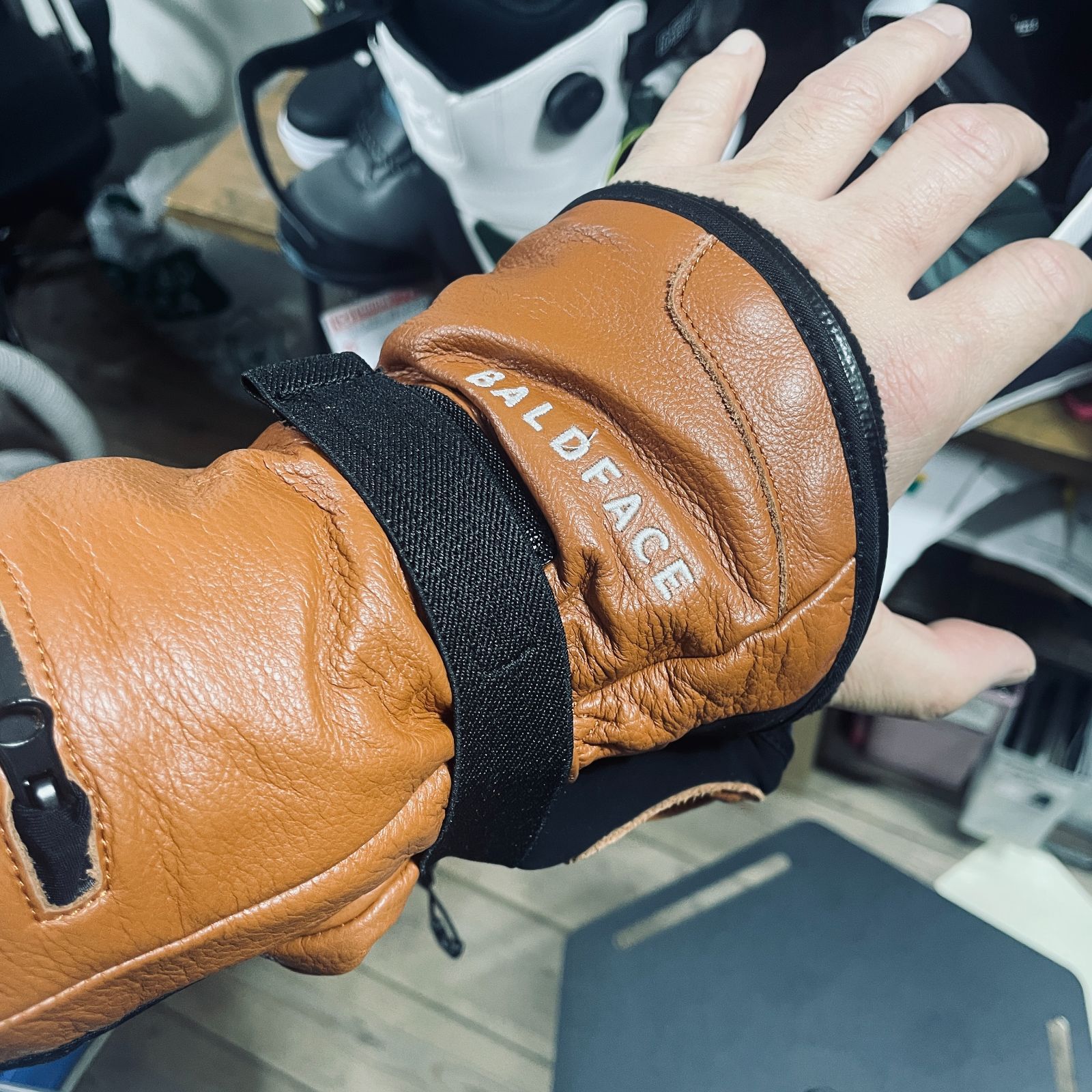 HANDOUT BALDFACE PRO MITTEN - メルカリ 