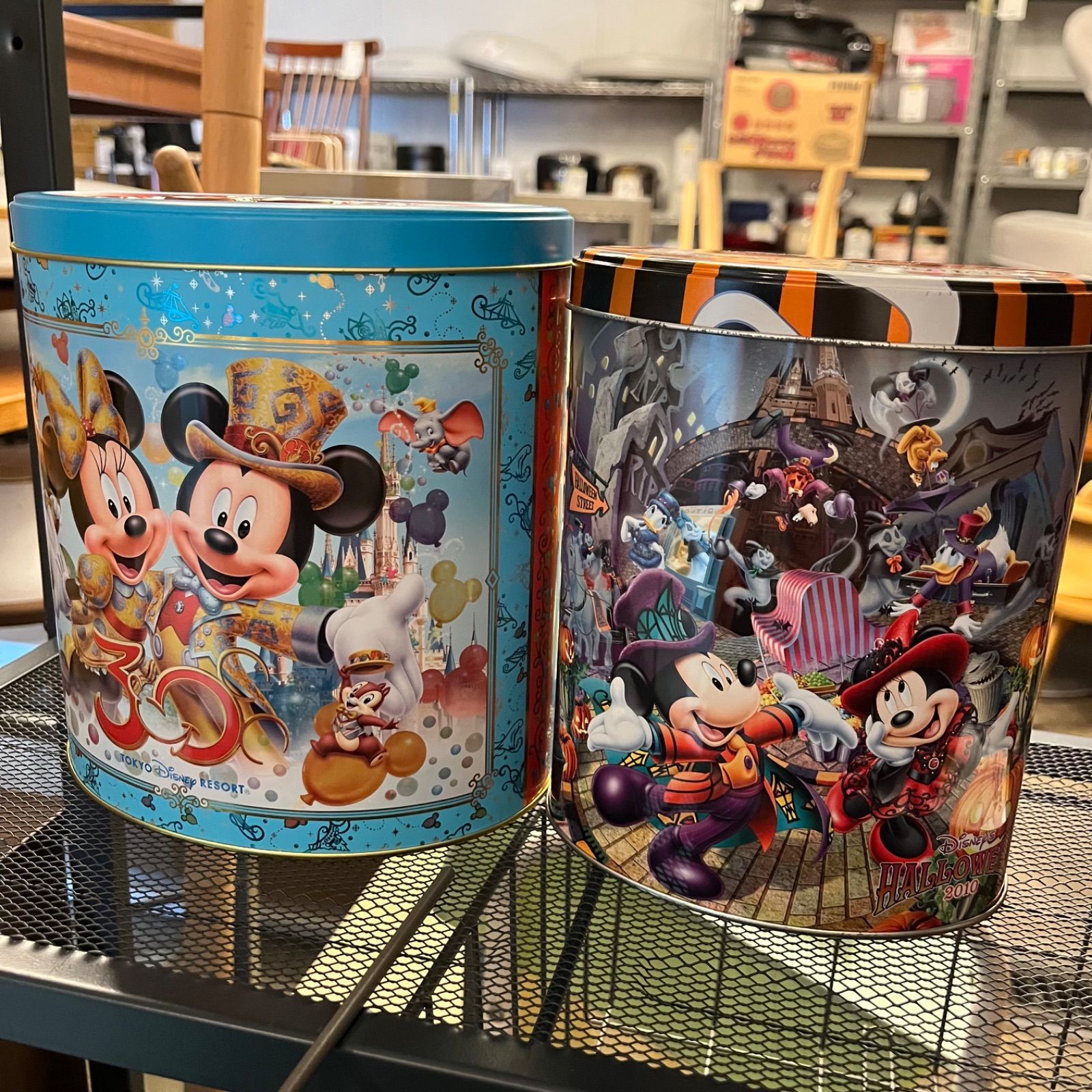 ディズニー　ハロウィン　缶 ディズニー 30周年チョコレートクランチ缶 ハロウィン缶
