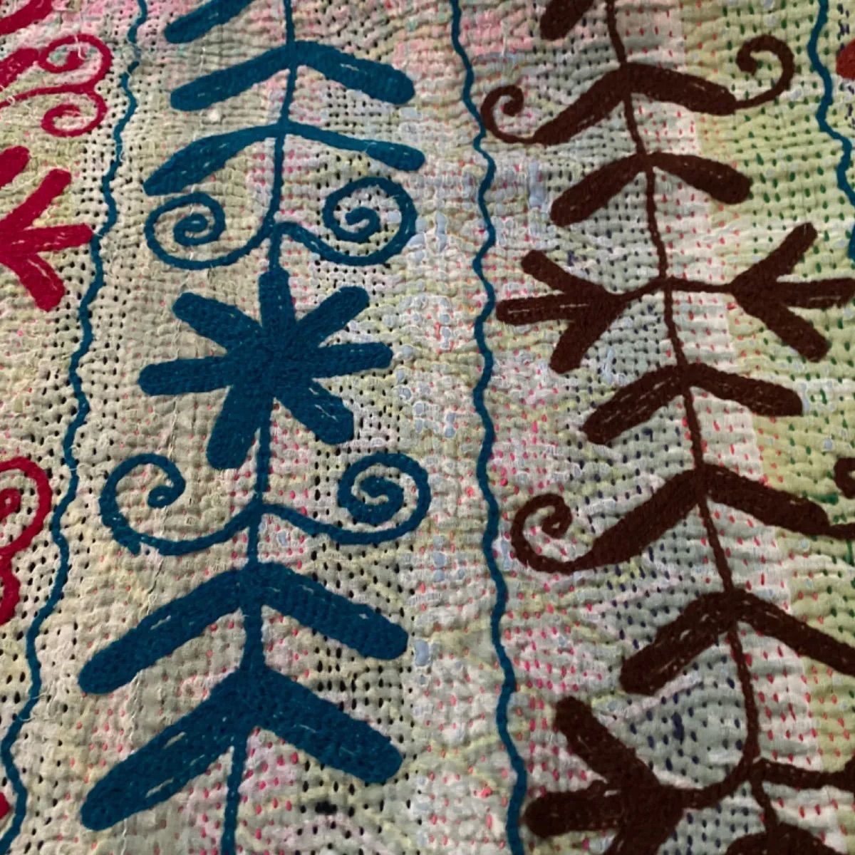 スザニ刺繍カンタキルト　スザニ刺繍　ヴィンテージ　インド　手仕事 スザニ刺繍カンタキルト スザニ刺繍 ヴィンテージ インド 手仕事