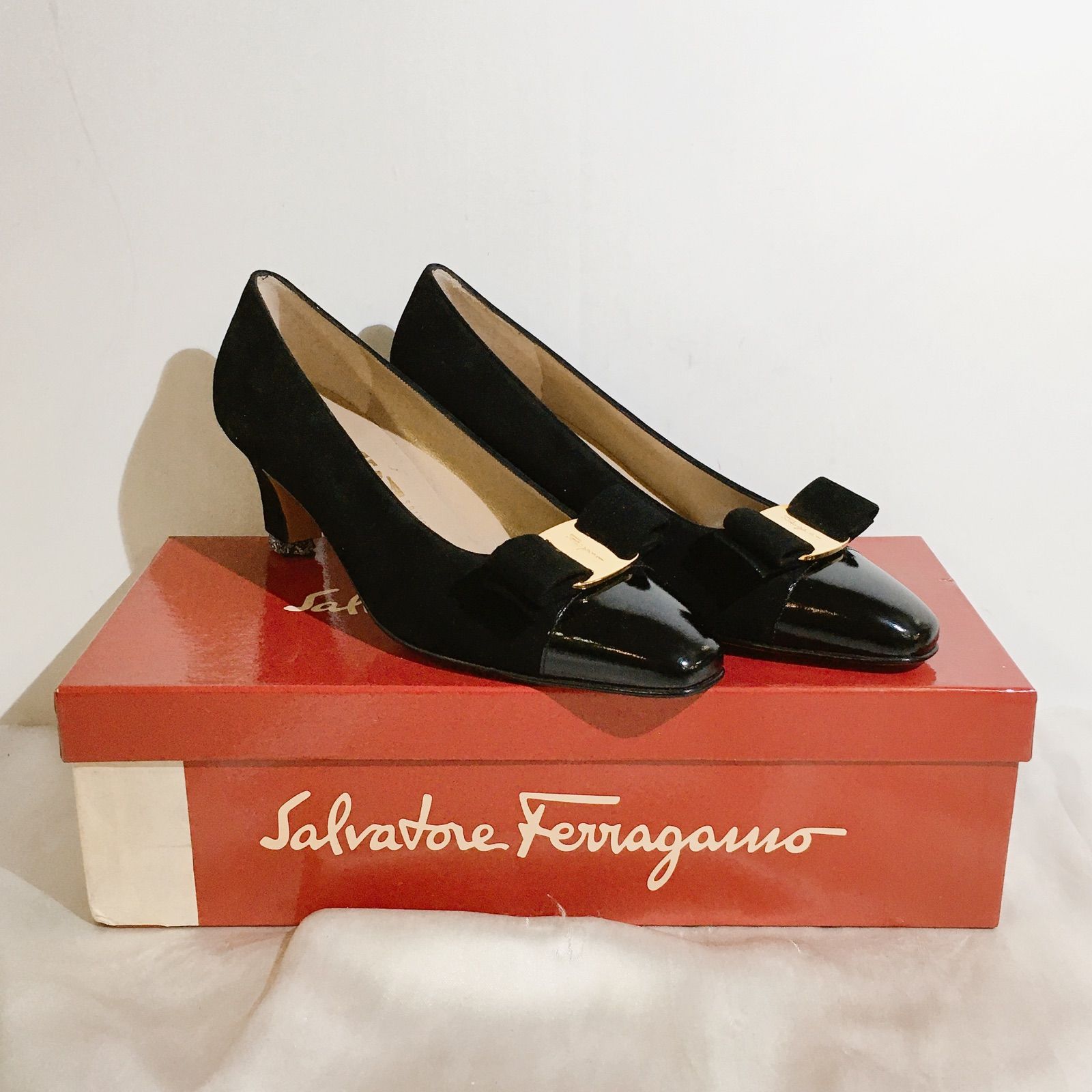 Salvatore Ferragamo ヴァラリボン 金縁 スエード　パンプス Salvatore Ferragamo ヴァラリボン 金縁 スエード パンプス ヴァラ
