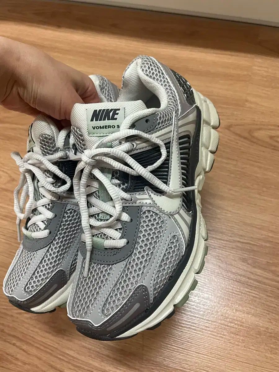 NIKE