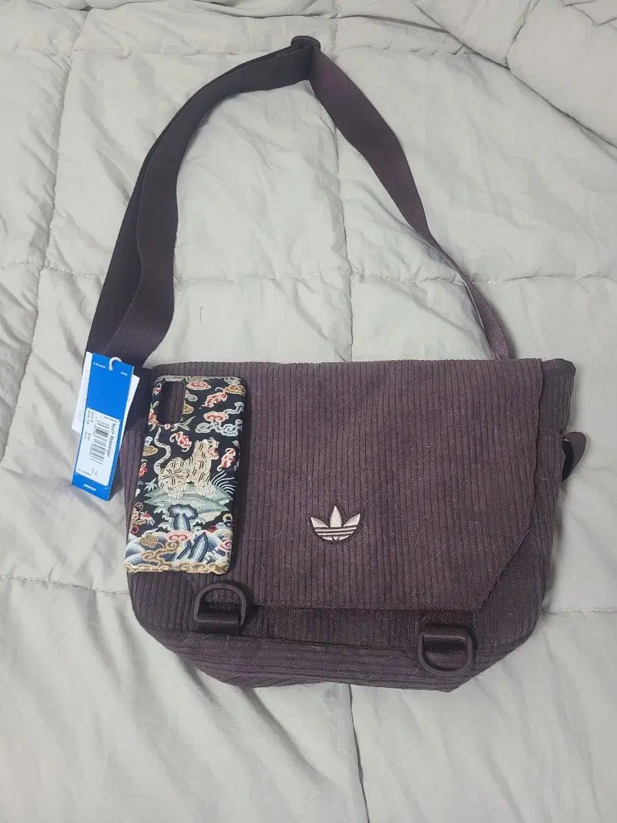 アディダス　コーデュロイ　メッセンジャー　ショルダー　バック adidas(アディダス) コーデュロイ メッセンジャーバッグ adidas