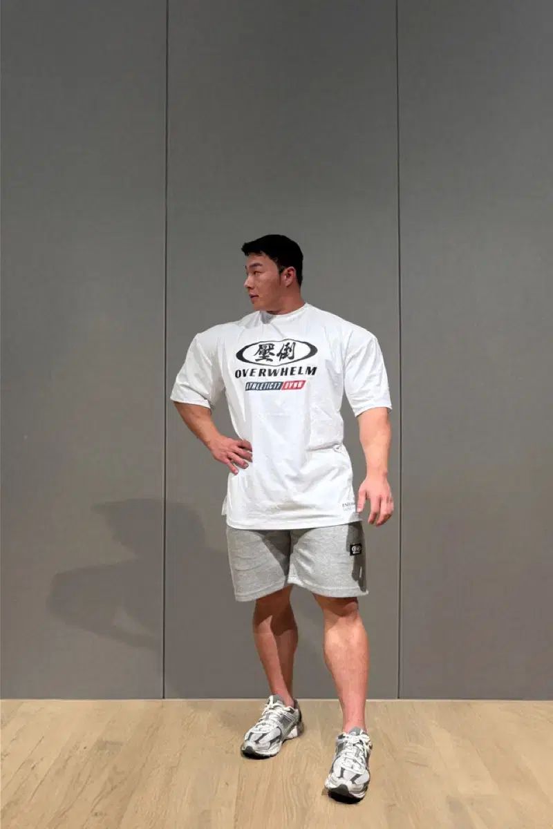 圧倒する オーバーウェルム ツートーンロゴ ホワイト M