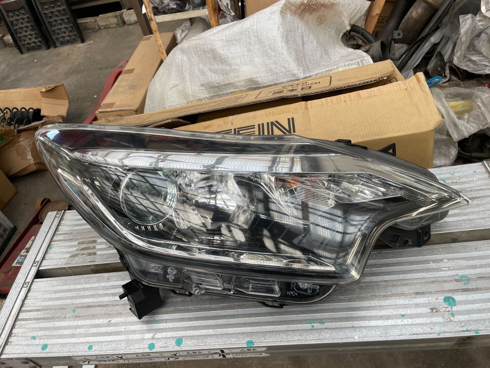 日産純正ノート E12 後期 ハロゲン ヘッドライト 右 運転席側 打刻 B 品 菅140