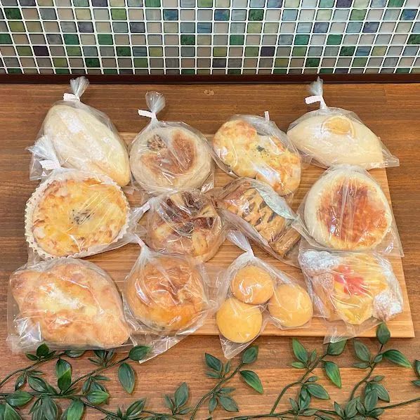 焼き立てパン詰め合わせ♪【12日製造冷凍発送】超特♥濃厚チーズ＆シフォン菓子♥ Amazon.co.jp: 品質そのまま冷凍お届け！たっぷり20個☆種類