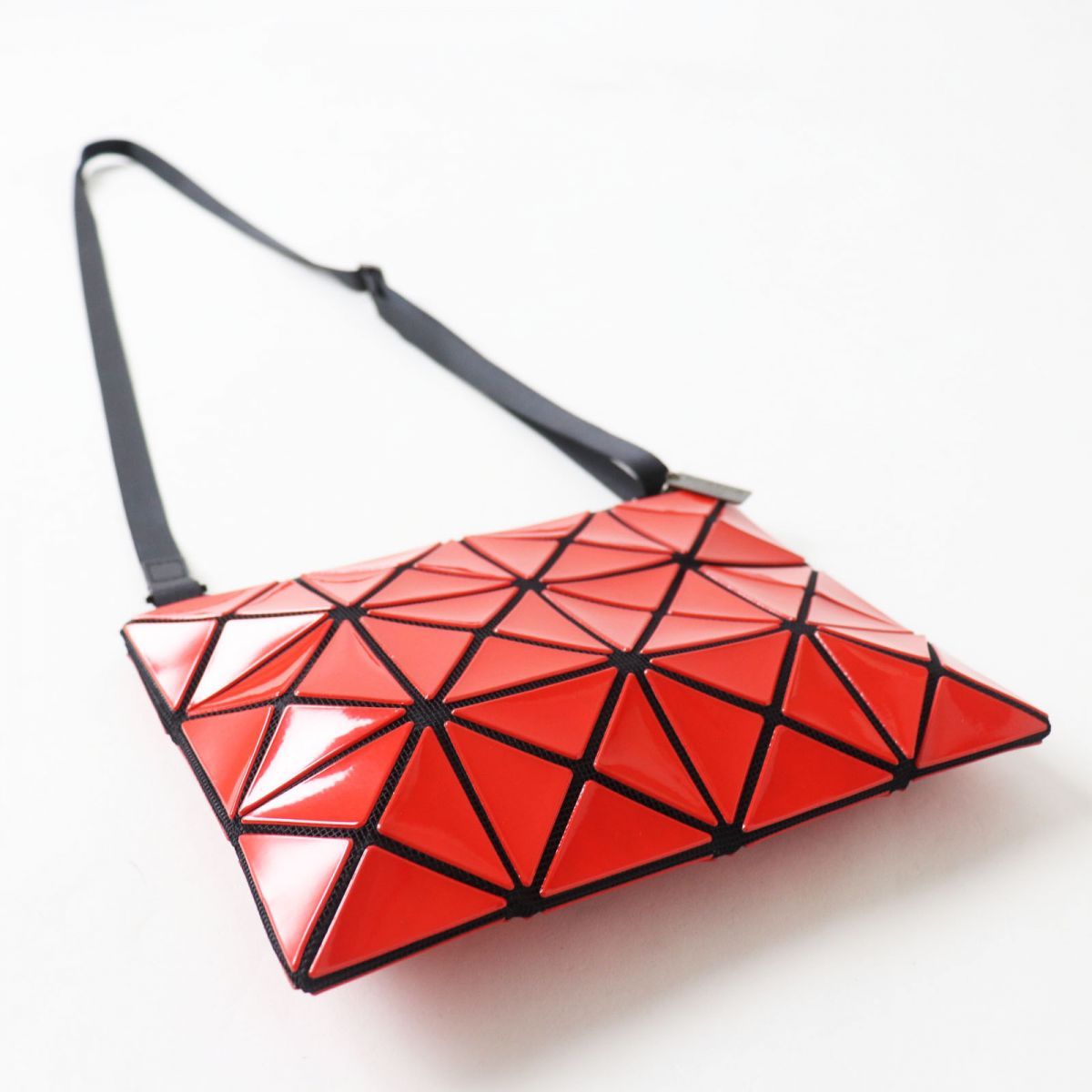 極美品◎正規品 日本製 BAO BAO ISSEY MIYAKE バオバオ イッセイミヤケ BB33-AG262 ルーセント クロス ボディ/ショルダーバッグ 赤×黒 極美品◎正規品 日本製 BAO BAO ISSEY MIYAKE バオバオ イッセイミヤケ BB33-AG262 ルーセント クロス ボディ/ショルダーバッグ 赤×黒