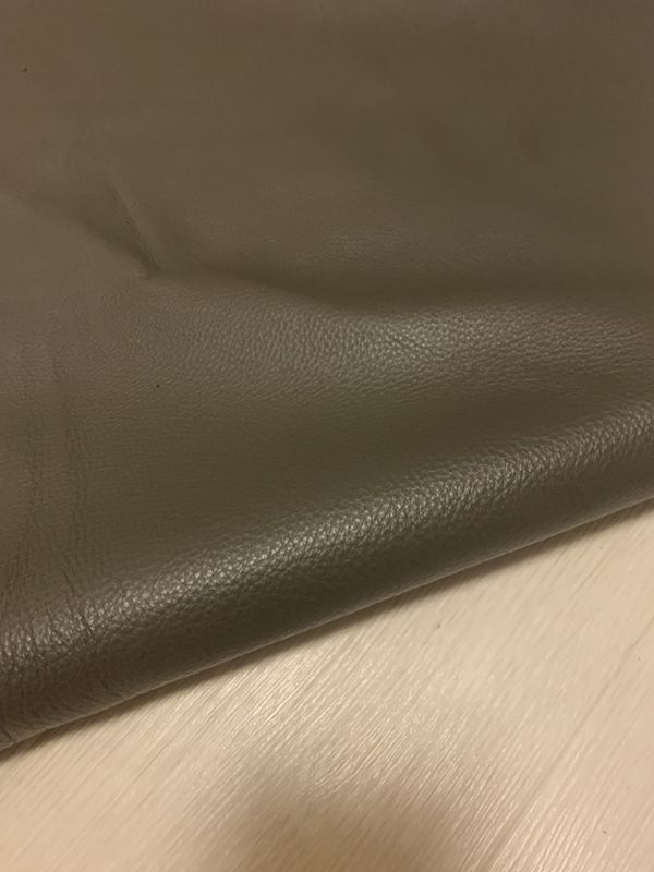 ダークグレー 207ds クロム革 牛革 イタリア レザー シュリンク加工 はぎれ 一枚革 レザークラフト 革 皮 本革 diy 生地 材料