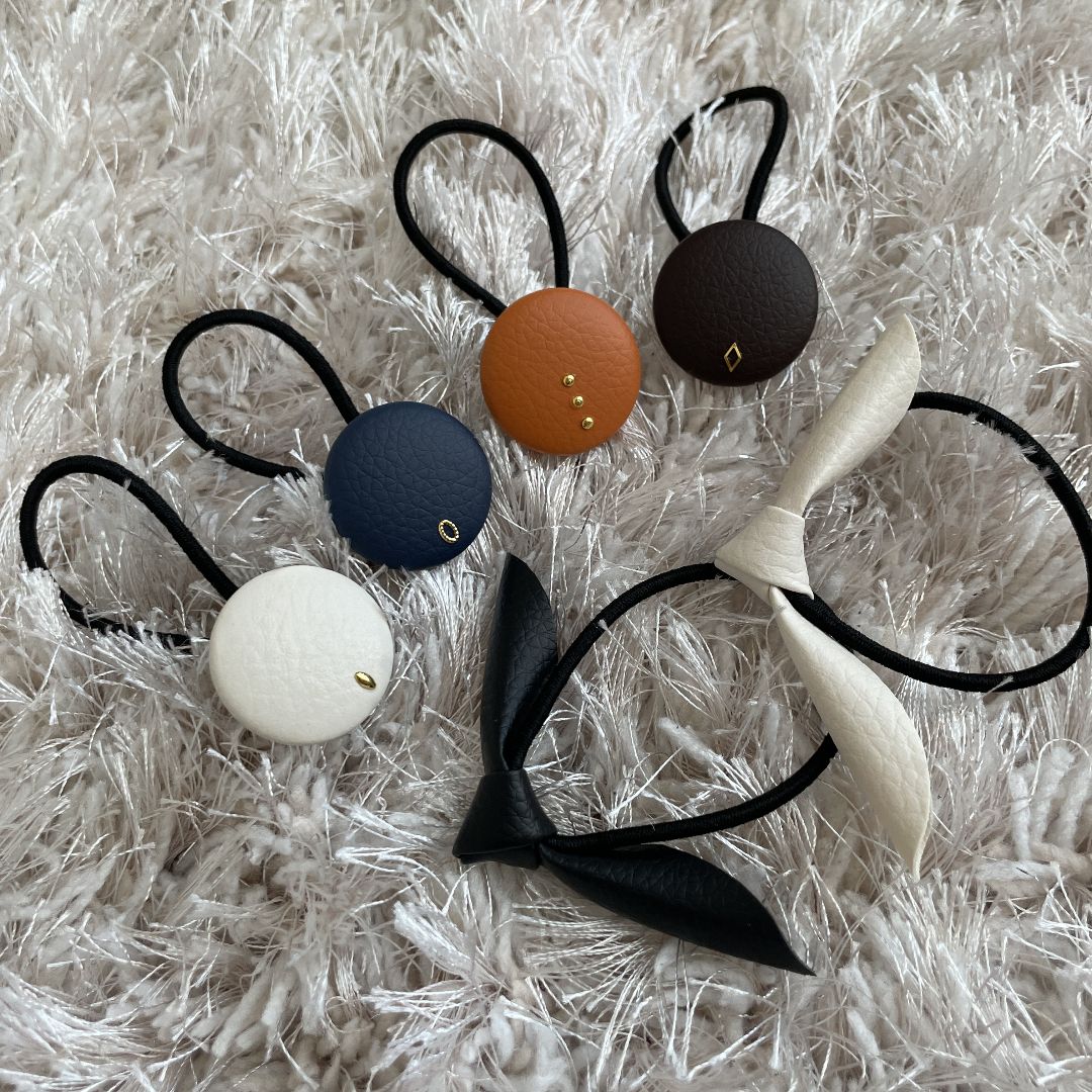 【60】リバティプリント使用　ハンドメイド　ヘアゴム　くるみボタン 2個セット 60】リバティプリント使用ハンドメイドヘアゴムくるみボタン 2個