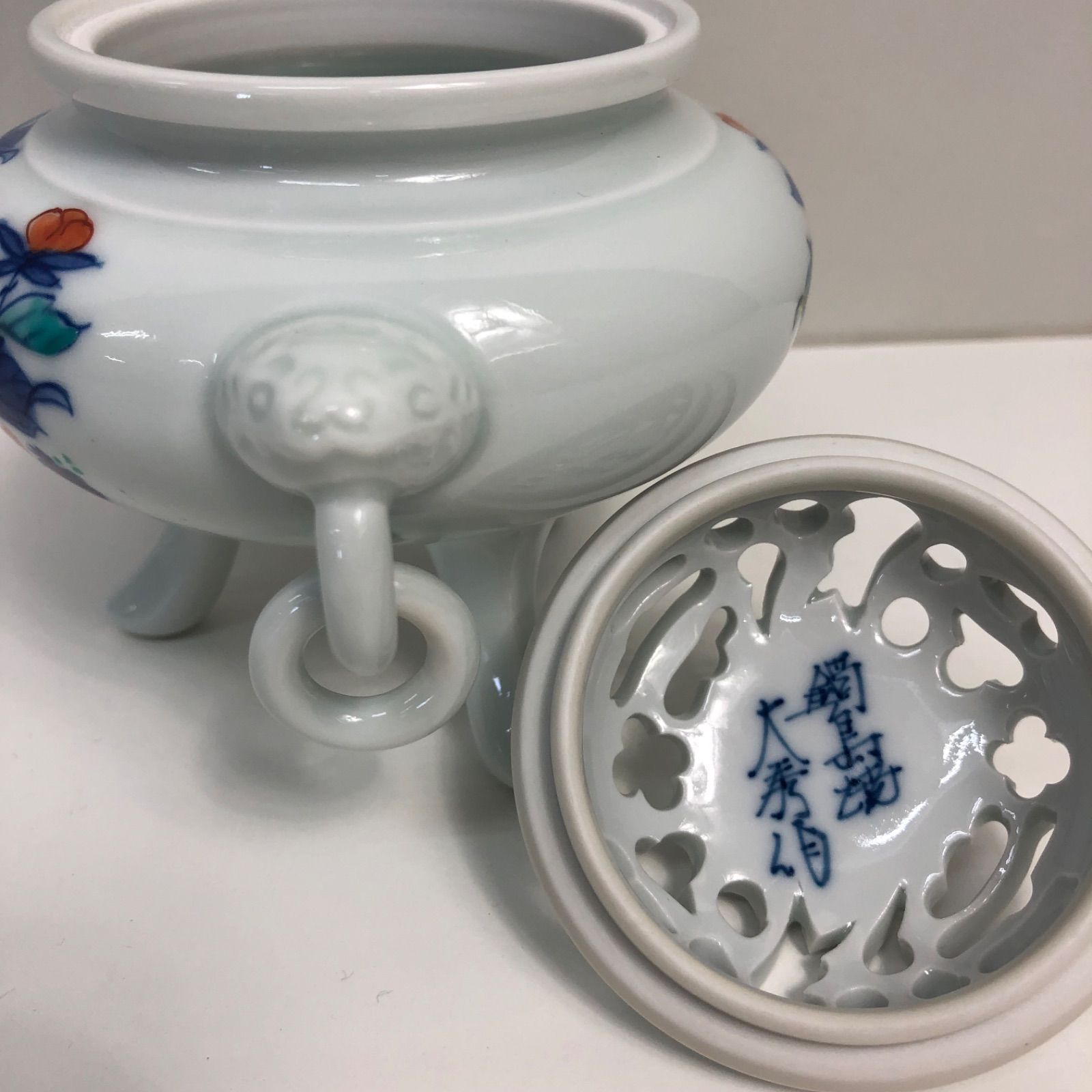 鍋島焼 香炉 三つ足 大秀作 大秀窯 色絵 草花文 透かし蓋