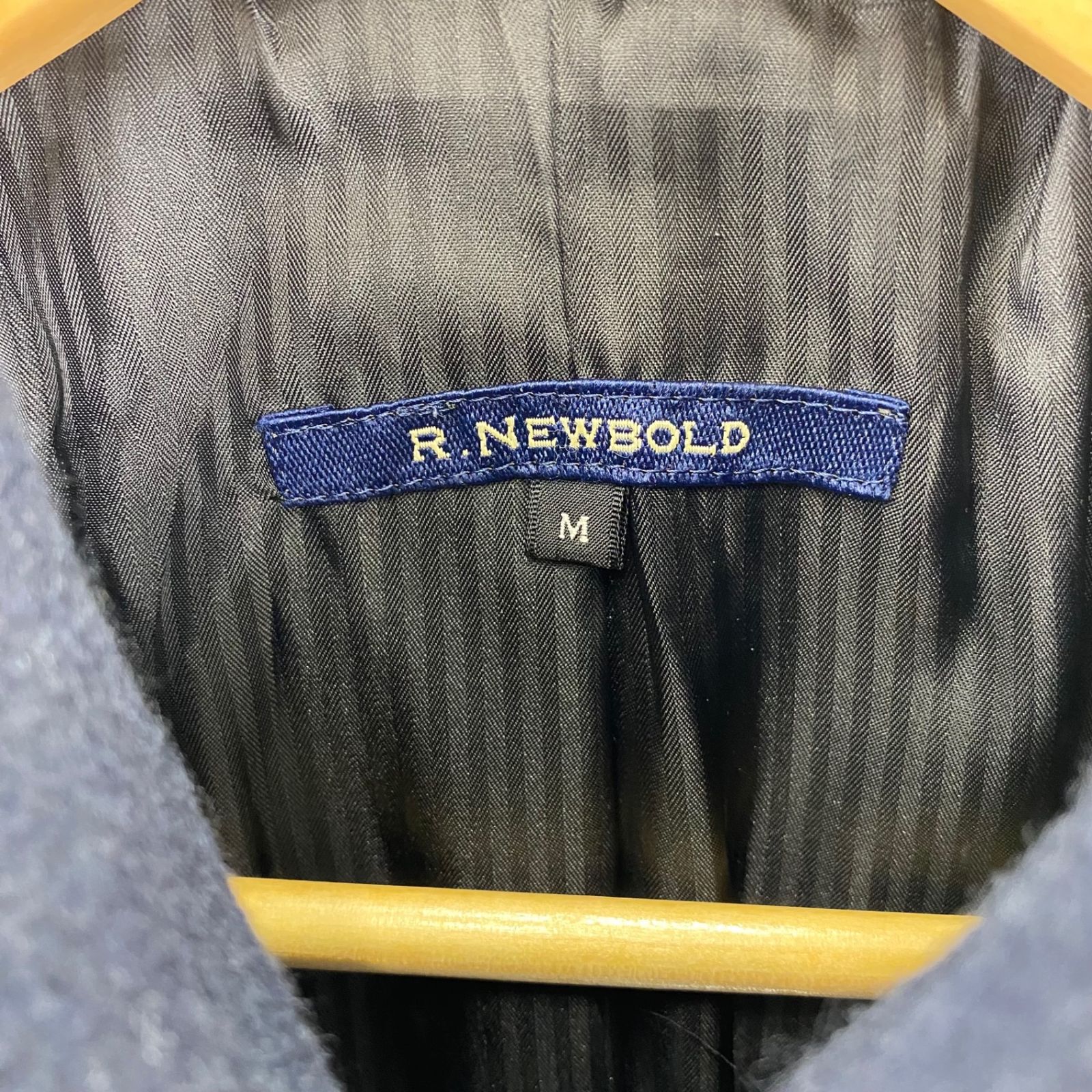 R.NEWBOLDのコート R.NEWBOLD」の最新アウターコレクションが、展開中！ メンズ