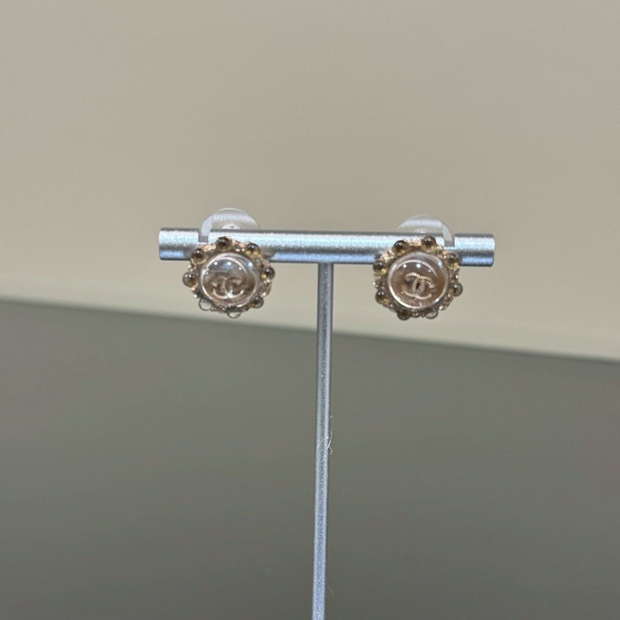 シャネル CHANEL クリア ロゴ ピアス CHANEL シャネル ロゴモチーフピアス ラインストーン ゴールド