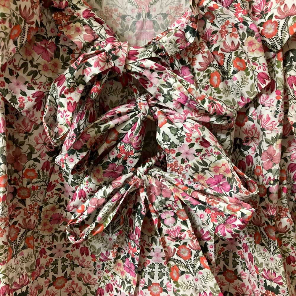 セブンテンミホカワヒト　バルーンカラープリント　ブラウス　マルチ　完売品✨ 美品 24SS SEVEN TEN by MIHO KAWAHITO セブンテンバイミホカワ