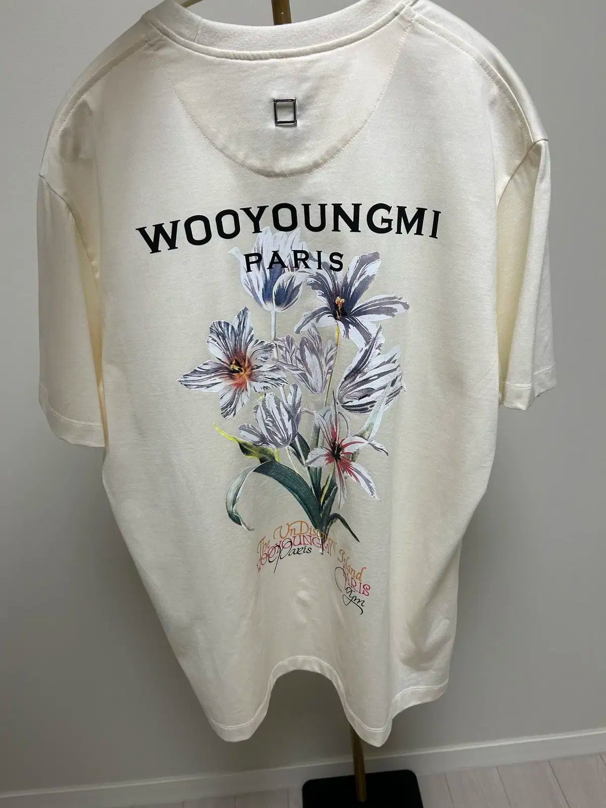 ☆韓国人気☆フラワー バックロゴ Tシャツ/WOOYOUNGMI☆ 24SS WOOYOUNGMI(ウーヨンミ) フラワー バックロゴ 黒 Tシャツ
