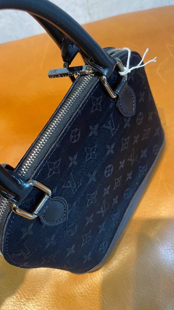 ルイ　ヴィトン　サテン　ブラック　リトルアルマ ルイヴィトンサテンブラックリトルアルマ