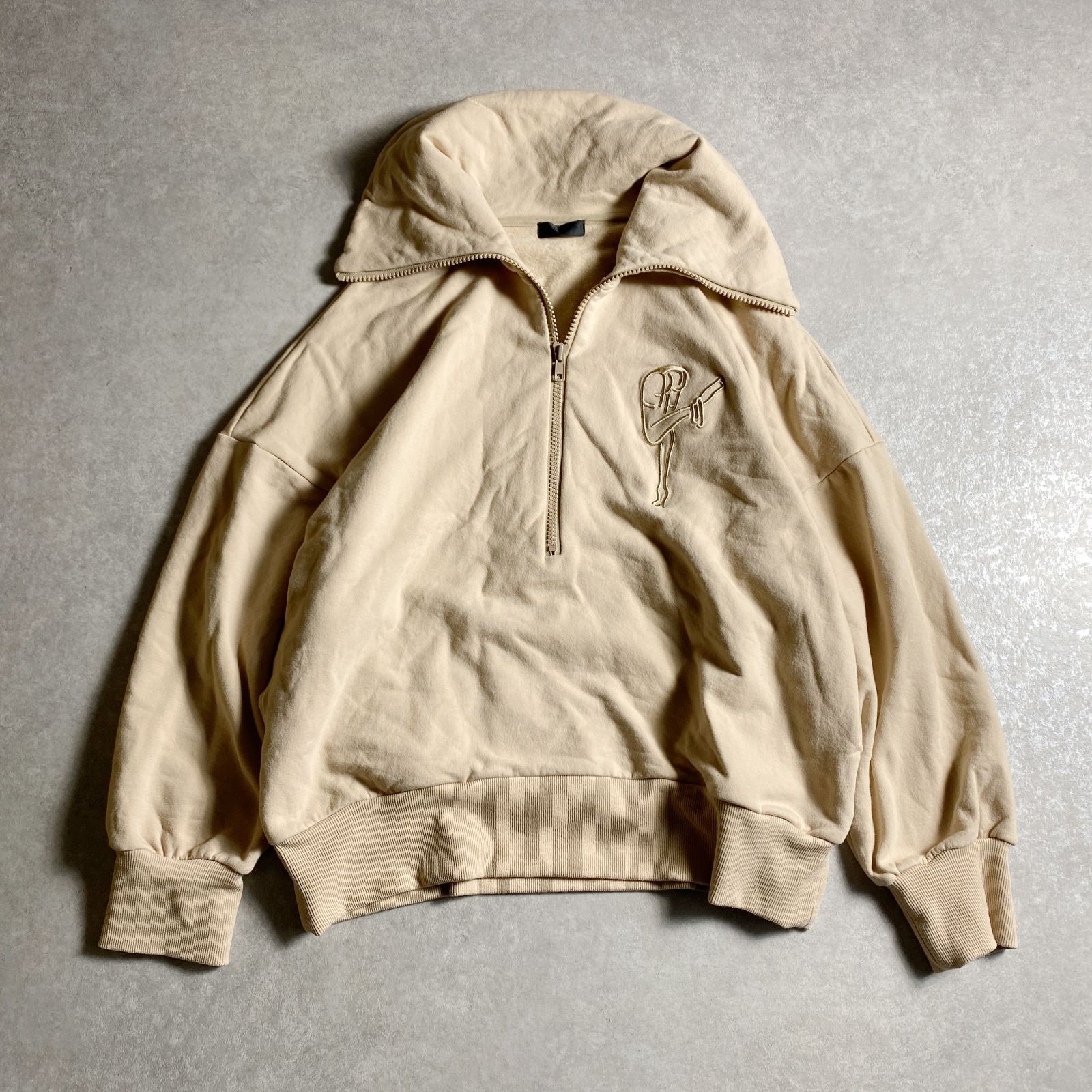 fiction tokyo ハーフジップアップロゴ刺繍ビッグスウェット ハーフジップアップロゴ刺繍ビッグスウェット/ Half Zip-up Logo