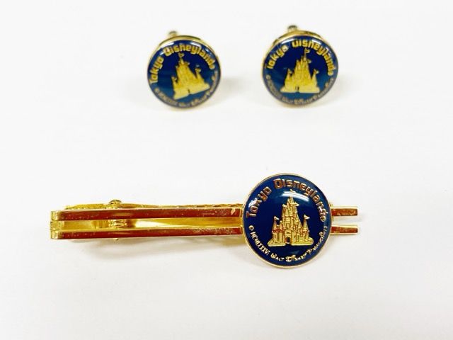 ディズニーランド　クラブ33 カフス　ネクタイピン　ロゴ付きの袋付き Tokyo Disneyland（東京ディズニーランド）ネクタイピン カフス