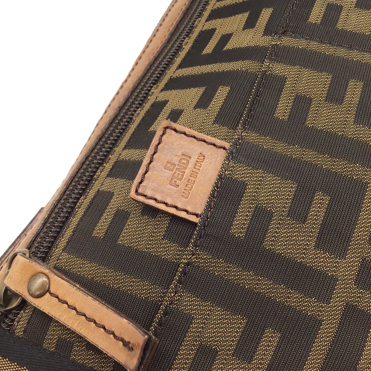 近年 美品 FENDI フェンディ ズッカ FF柄 ボディバッグ ウエストバッグ FENDI フェンディ ズッカ柄 ボディバッグ 7VA187 カーキ