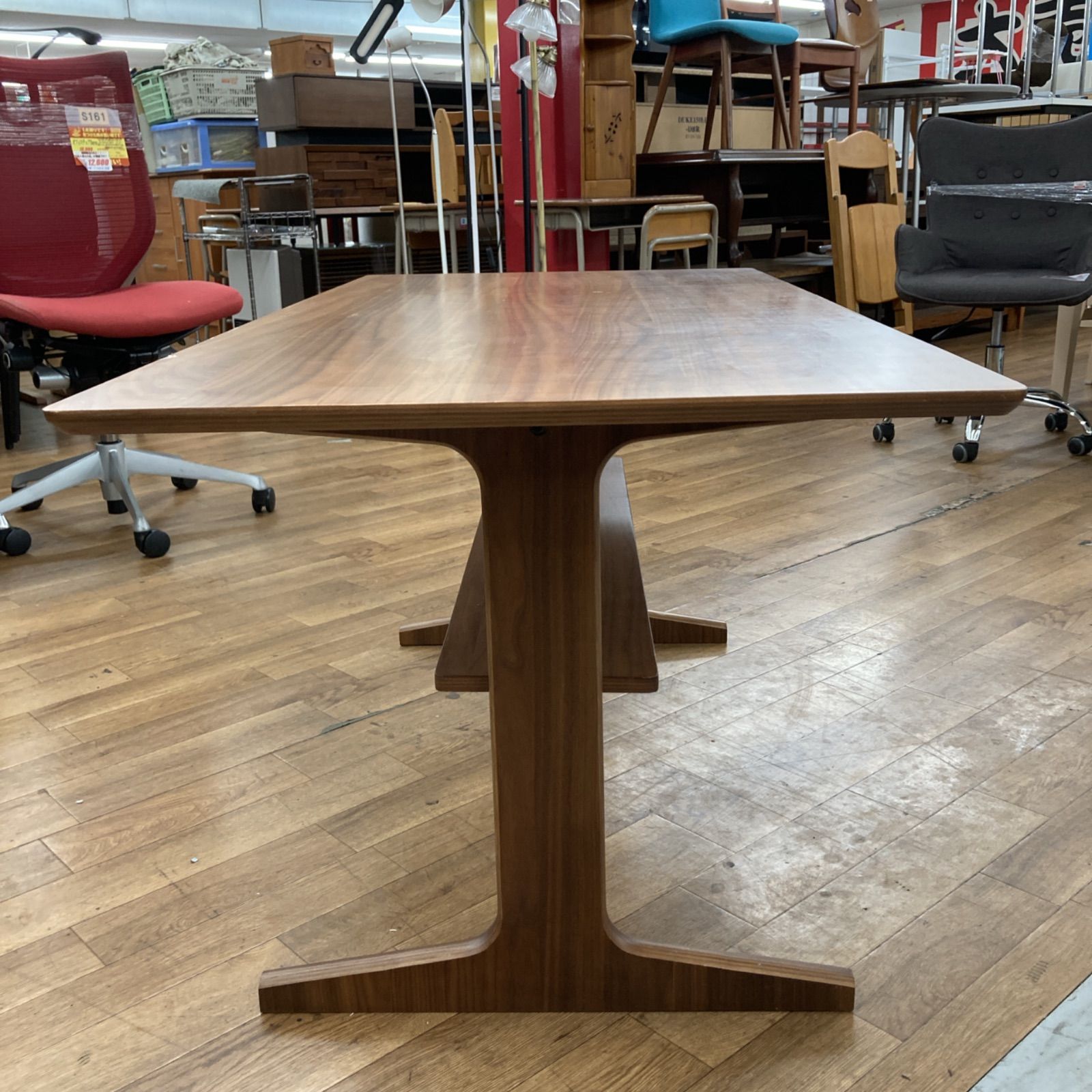 リビングでもダイニングでも使えるテーブル