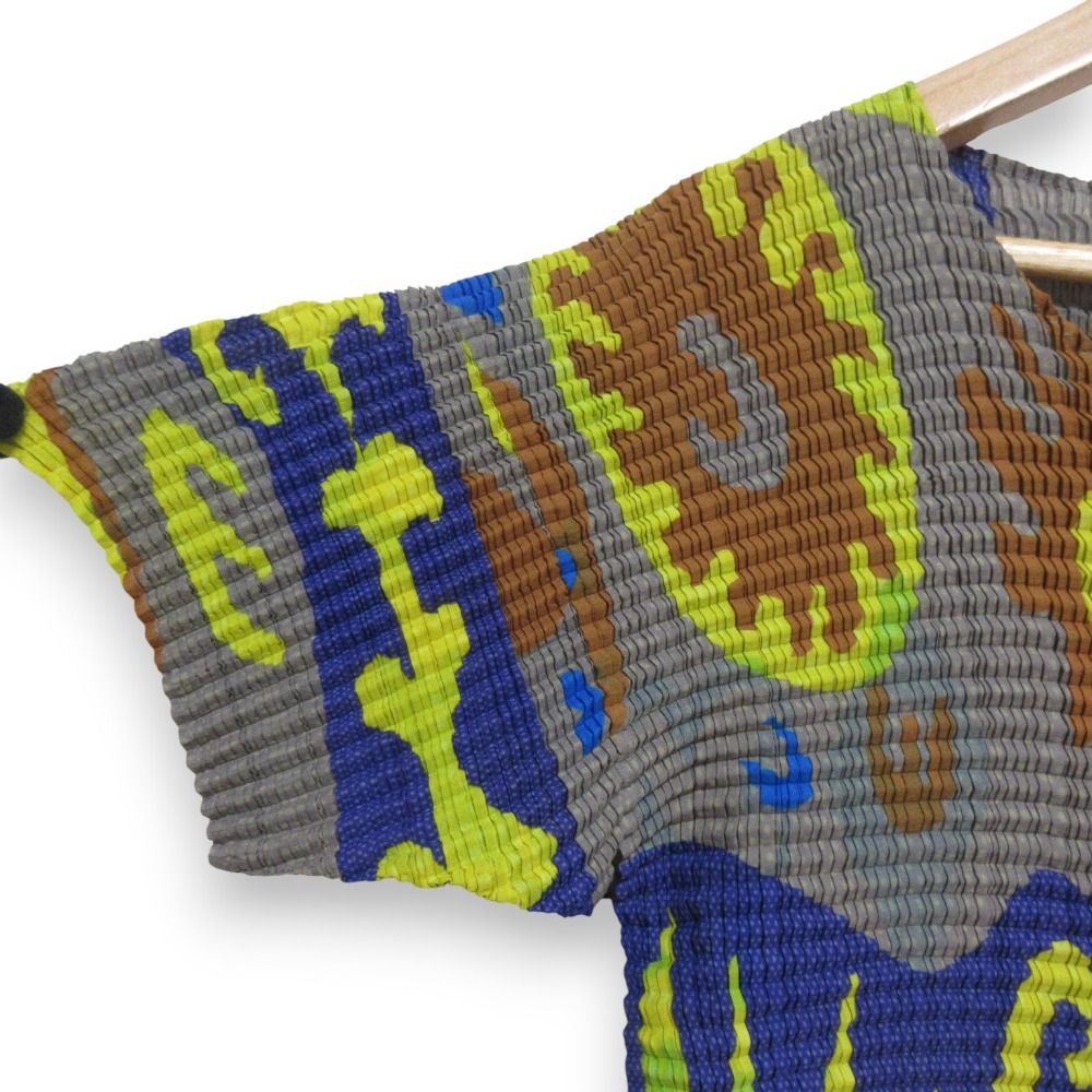美品 ISSEY MIYAKE イッセイミヤケ 総柄プリント プリーツ