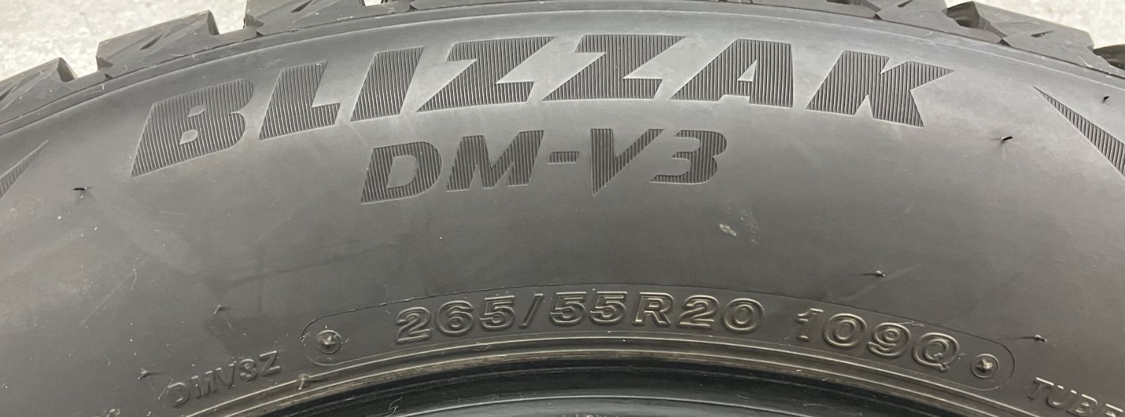大特価満載！ 品 1セット スタッドレスタイヤ ブリヂストン ブリザック DM-V3 2025年製 265|55R20 4本セット ラスト1個