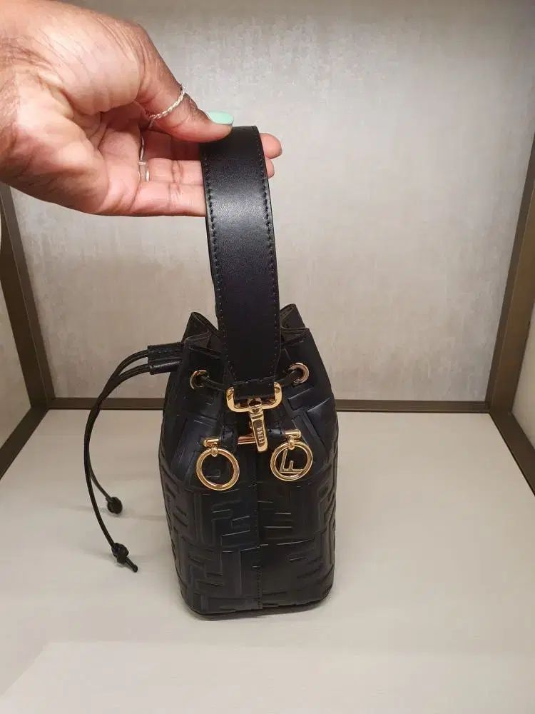 FENDI フェンディ モントレゾール バケットバッグ ブラック