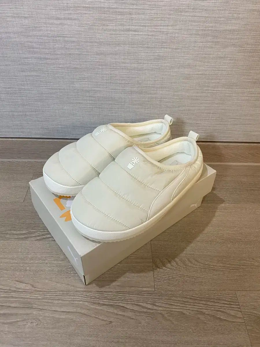 230 PUMA プーマ X マルディ メルクディ アイボリー ダウン スリッパ タフ パッド入り 靴