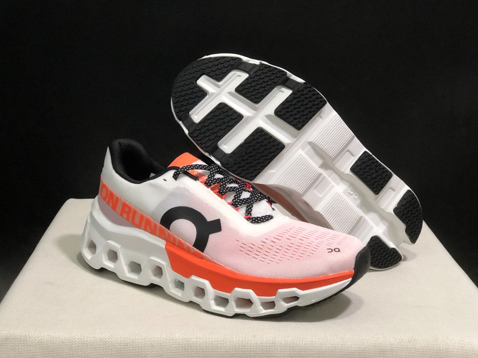 【関税込み】On ホワイト＆オレンジ Cloudmonster 2 スニーカー 新品】On オン Cloudmonster 2 クラウドモンスター2 ユニ