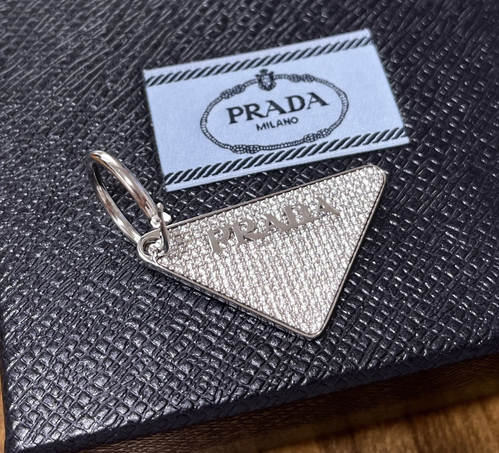 PRADA☆トライアングルロゴ シングルピアス 右耳用 - メルカリ