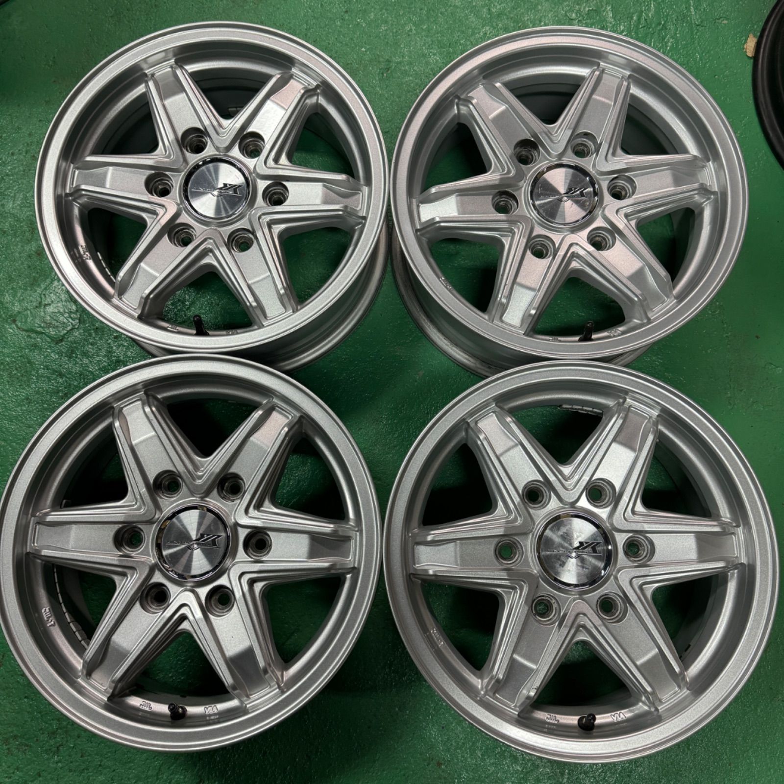 200系ハイエース ENCOUGAR 15インチ 6j +33 PCD139.7 シルバー キャラバン