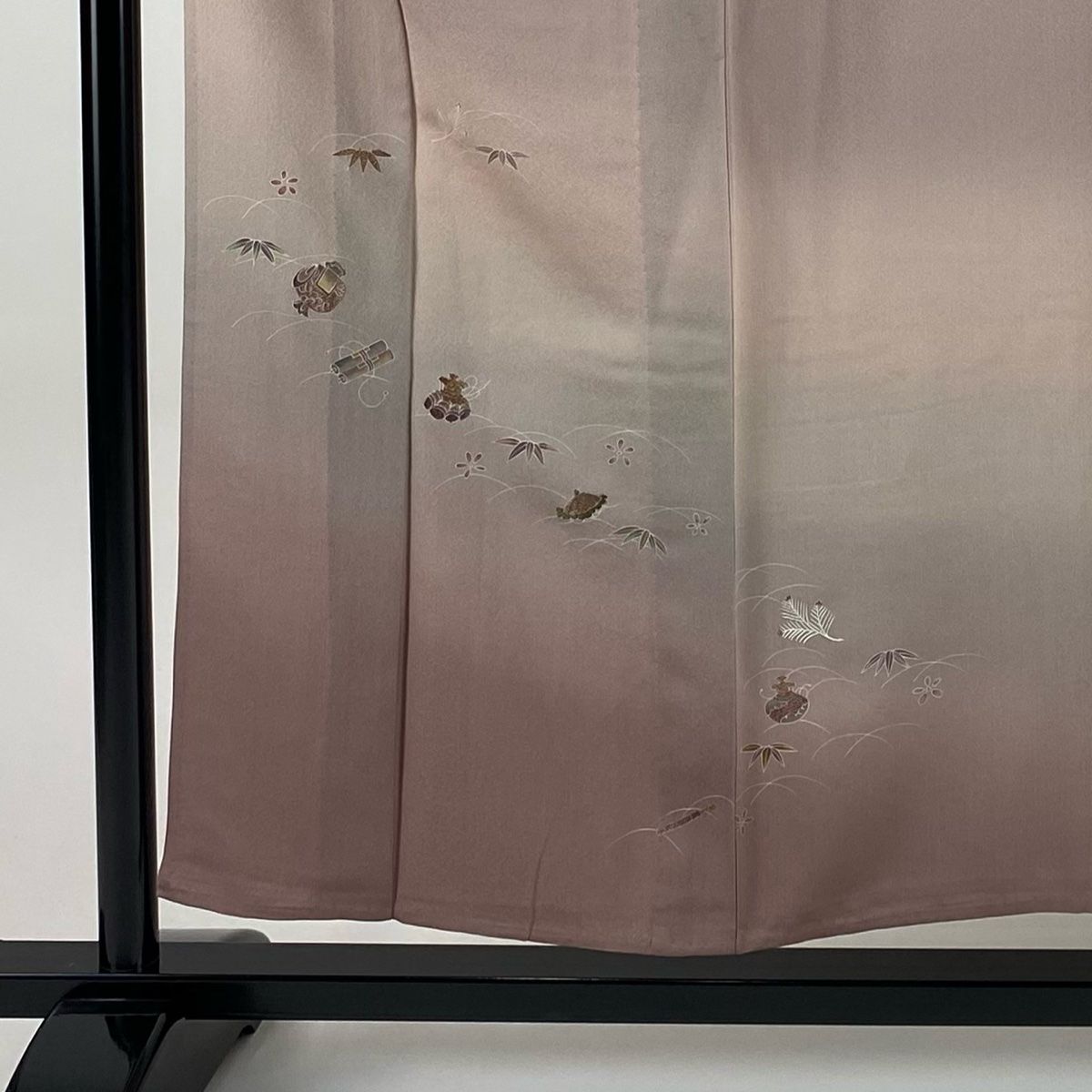 超人気、高品質で超激安。 付下げ 身丈152cm 裄丈61cm S 単衣 落款 宝尽くし 松竹梅 ぼかし 薄小豆 正絹 秀品 MAX90％オフ！