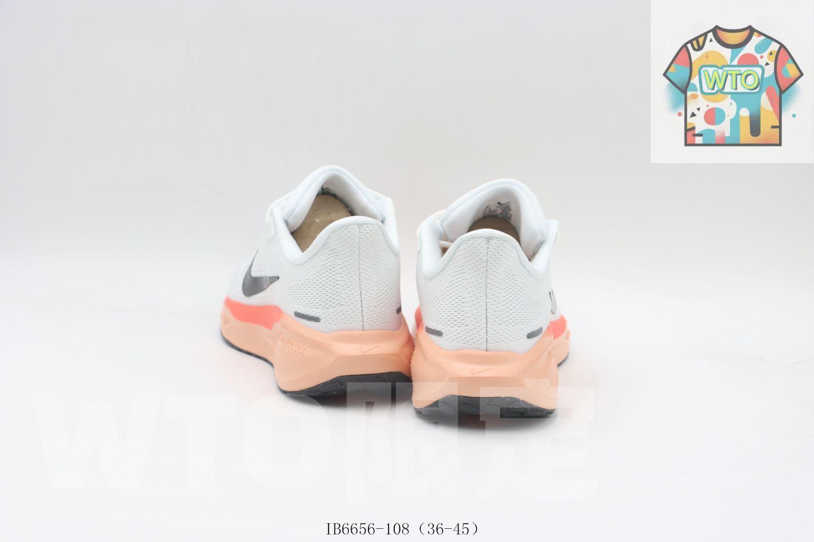 Nike ランニングシューズ ホワイト/オレンジ　サイズ26センチ Nike ランニングシューズ ホワイト/オレンジ サイズ26センチ