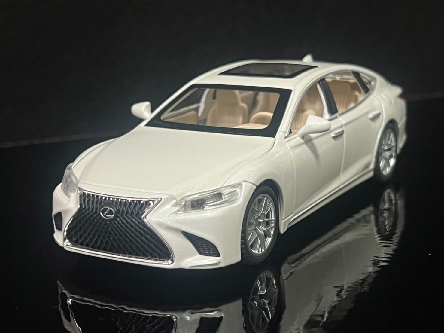 再入荷】レクサス LEXUS LS500 白 ミニカー 1/32 ホワイト - メルカリ