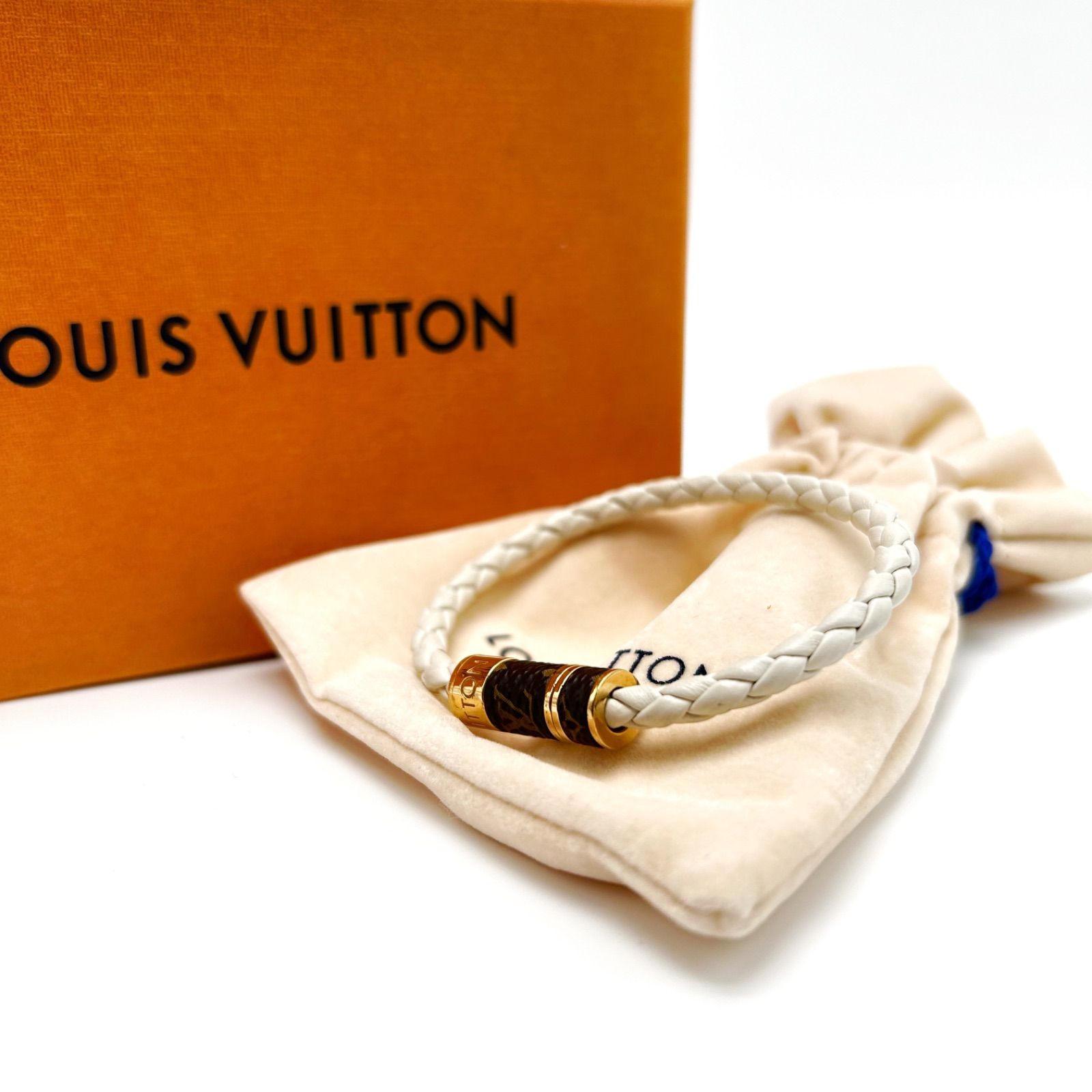 美品 LOUIS VUITTON ルイヴィトン M6589 ブラスレ ブレイド イット モノグラム ブレスレット バングル レザー PVC ホワイト  ゴールド アクセサリー 小物 メンズ レディース ユニセックス - メルカリ