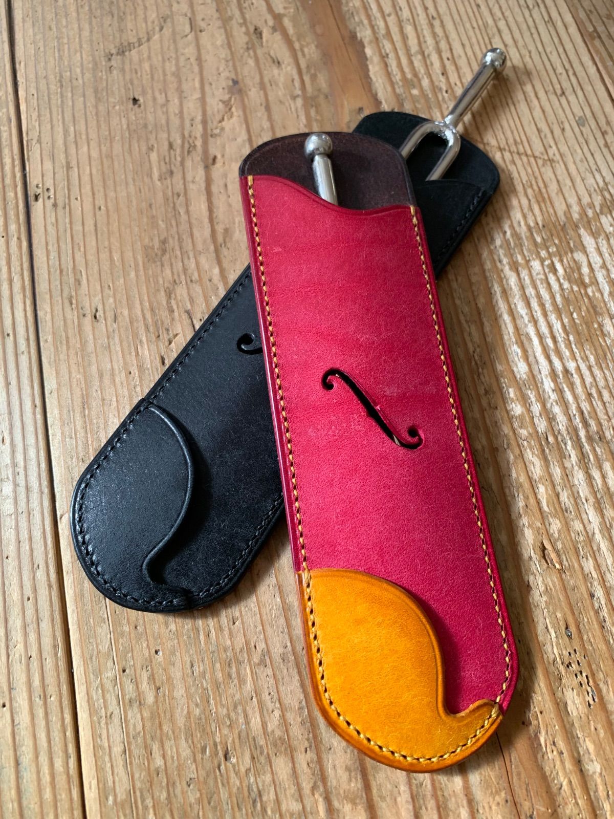 手縫いで創った革のペンケース