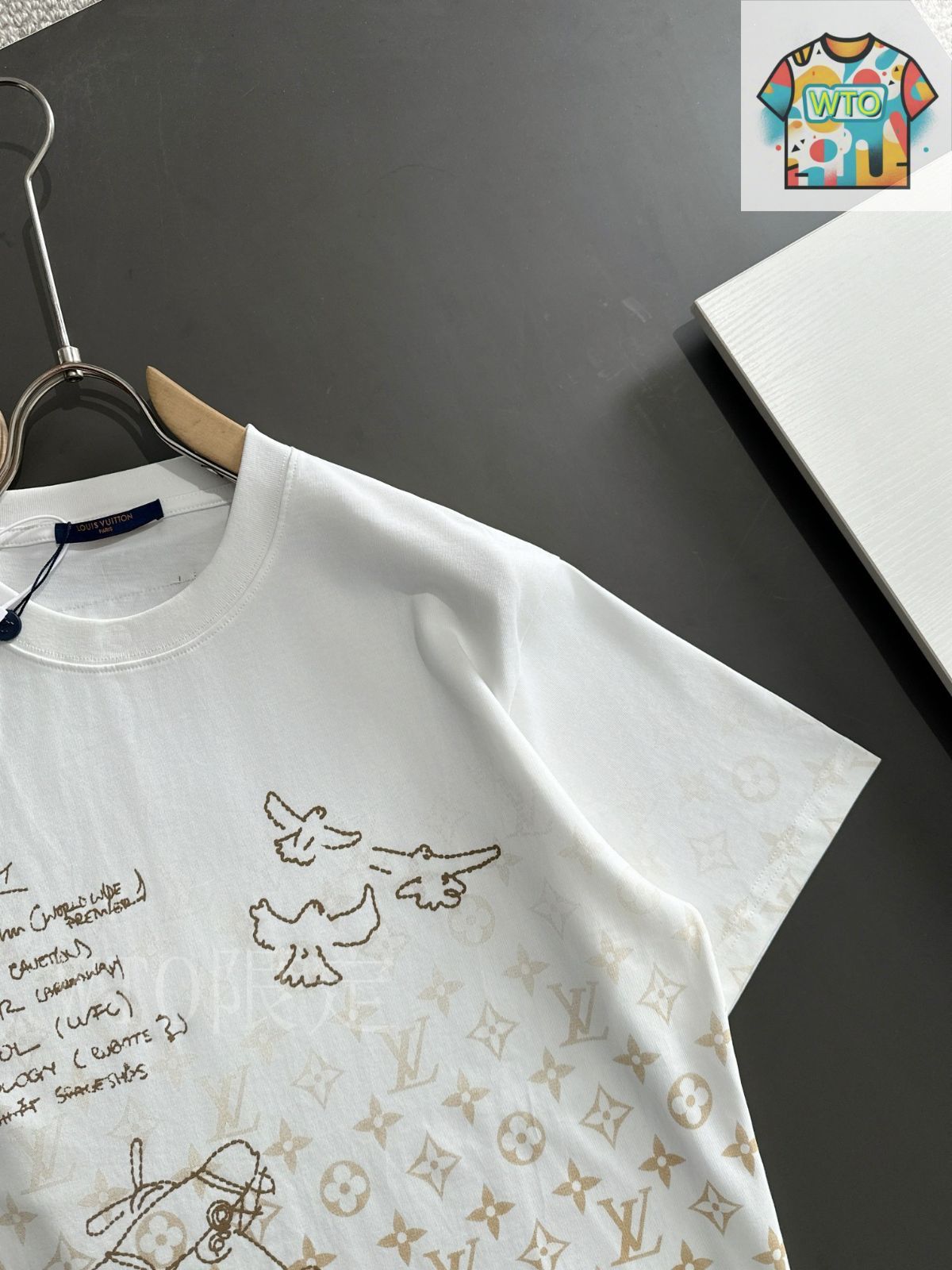 【美品】LOUIS VUITTON書体 キャラクターTシャツ Sサイズ LOUIS VUITTON(ルイヴィトン) Graphic T-Shirtインターシャ