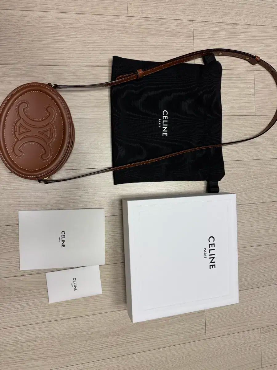 セリーヌ トリオンフ オーヴァルパール クロスバック タン ミニ