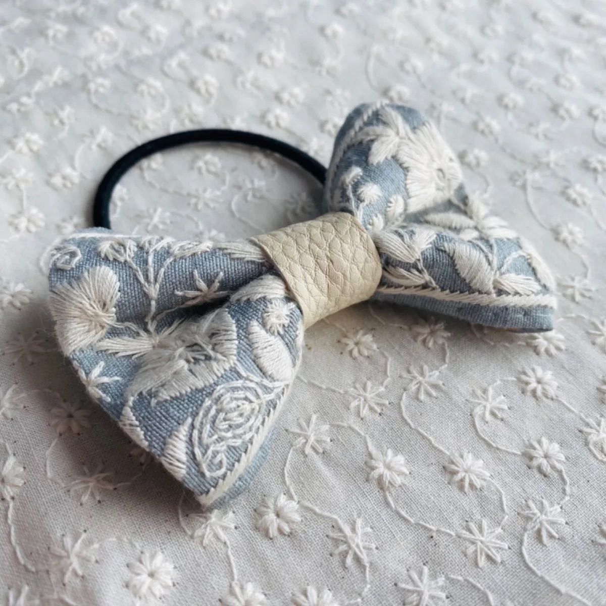 ??.16 インド刺繍 リボンヘアゴム - メルカリ