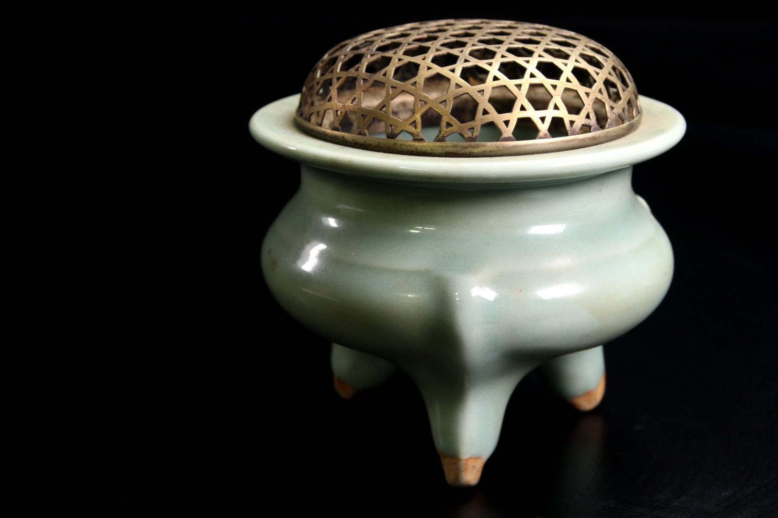 ♦袴形飾り 透し彫り 三足 香炉 古玩 古美術品 工芸品 香道具 骨董品 ♢袴形飾り 透し彫り 三足 香炉 古玩 古美術品 工芸品 香道具 骨董品