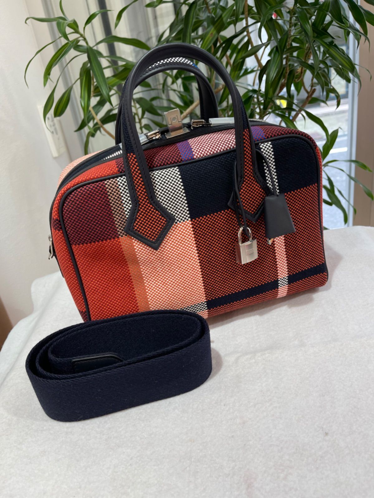 新品】【未使用品】HERMES エルメス ヴィクトリア III ミニトートバッグ トワルアッシュ×スイフト インディゴ シルバー金具 B刻印  2023-2024 AW ハンドバッグ ショルダーバッグ 2WAYバッグ レディース 女性用 ブランド チェック - メルカリ