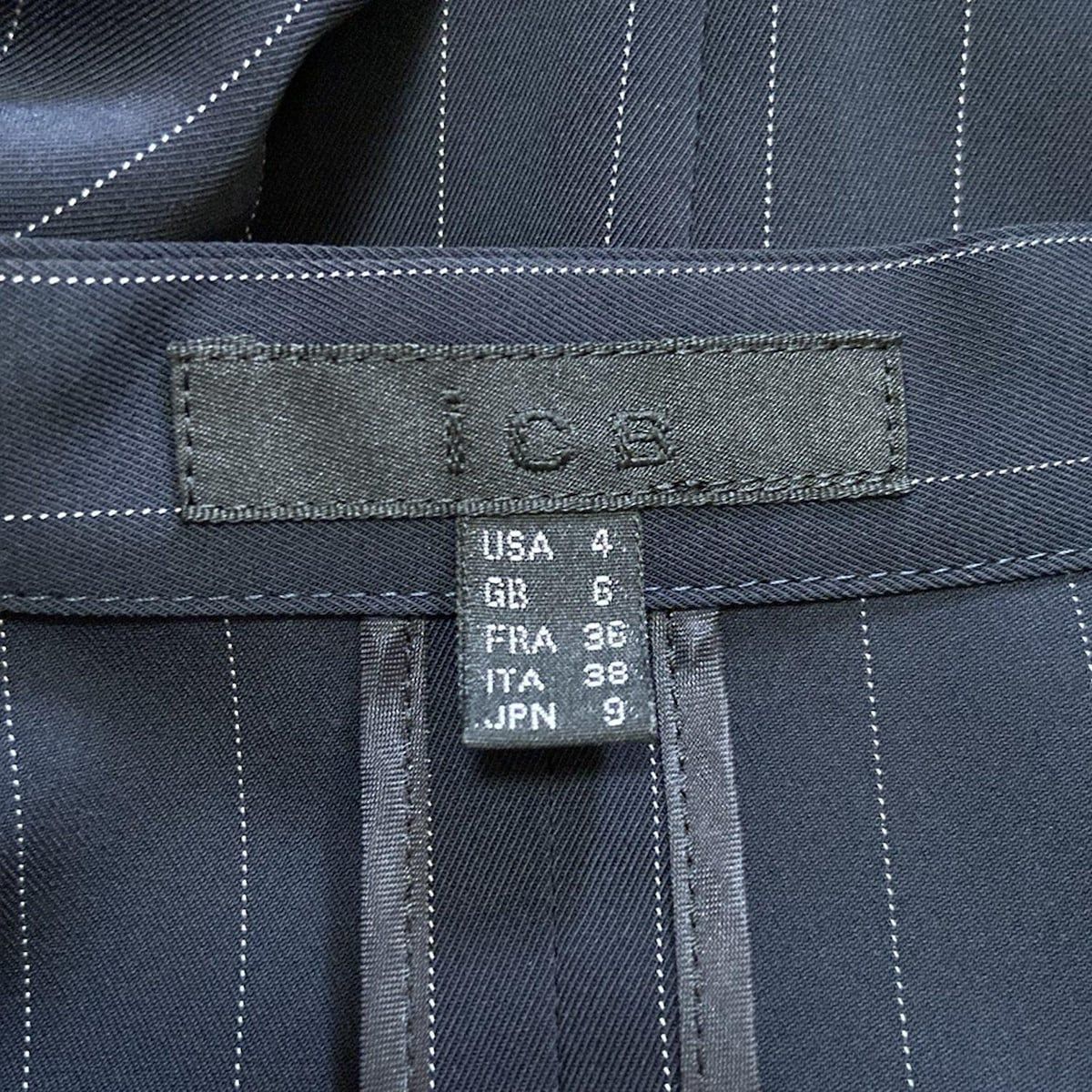 美品✨ICB スカート&パンツスーツ ダークグレー ストライプ 光沢 3点セット ICB - ICB(アイシービー) スカートスーツ レディース - ダーク