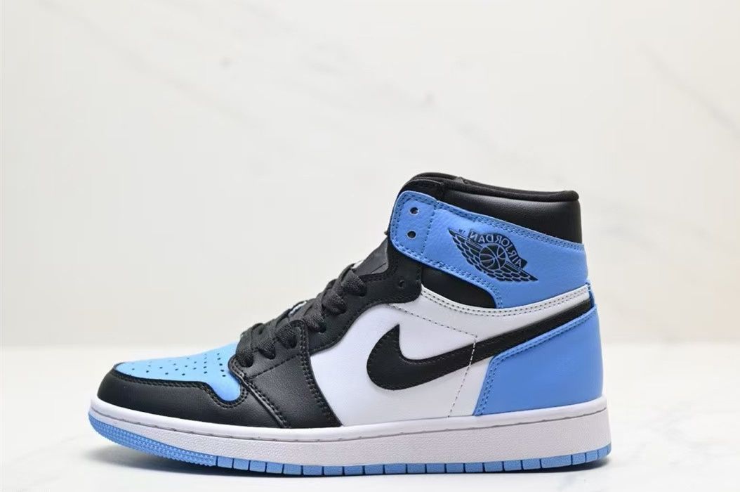 Nike Air Jordan 1 Retro High OG "University Blue/UNC Toe" ナイキ エア ジョーダン 1 レトロ ハイ OG "ユニバーシティブルー/UNC トゥ" — アイコニックなカラーリングが魅力の一足