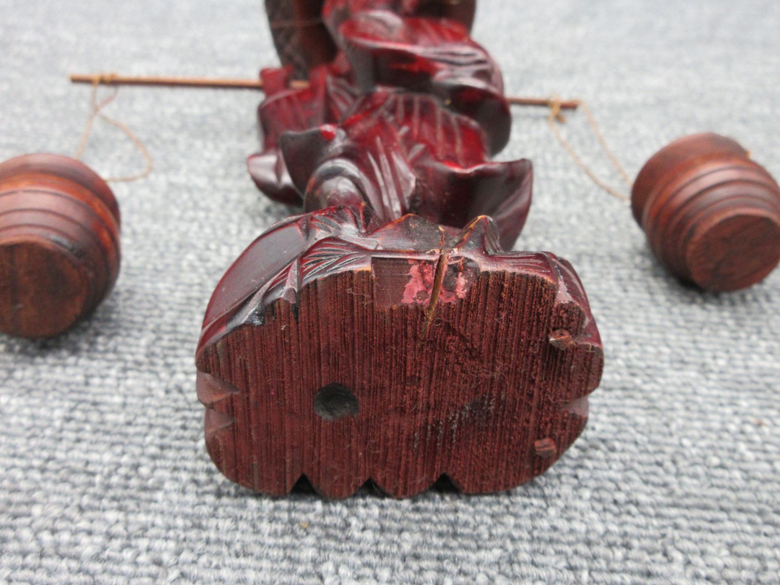 木彫り 天秤棒を担ぐ老人 東南アジア 民芸品 置物 (小) type-B