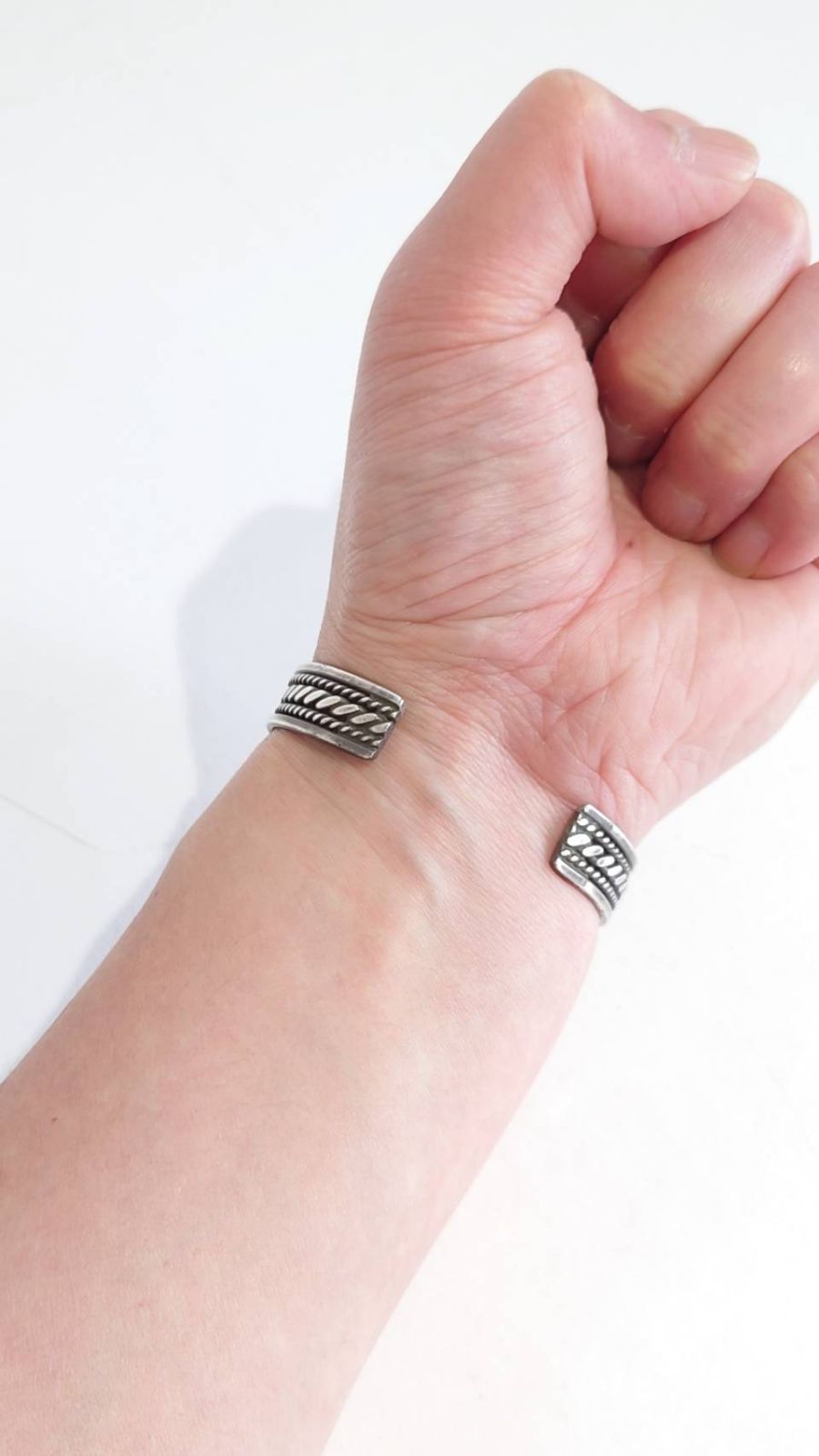 Indian Jewelry “Navajo Elaine Tahe” Sterling Silver Twist Bangle