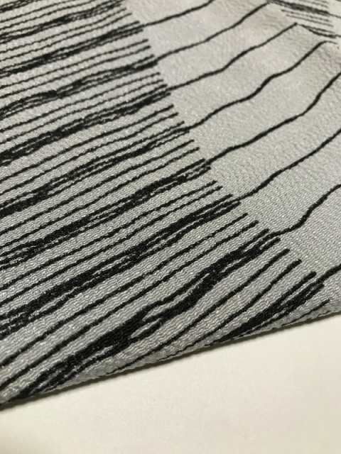 特選 【中古】 小紋 正絹 薄グレー地によろけ縞模様 単衣着物 裄66 M  