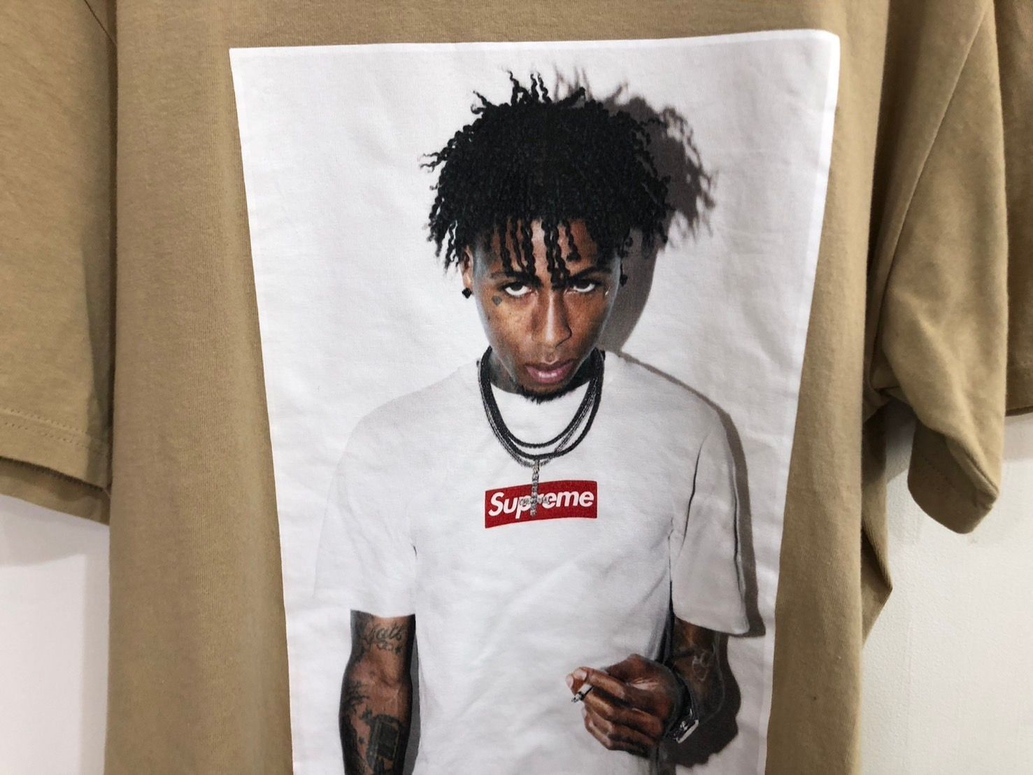 ◇Supreme シュプリーム NBAヤングボーイ Tシャツ 23AW Mサイズ カーキ