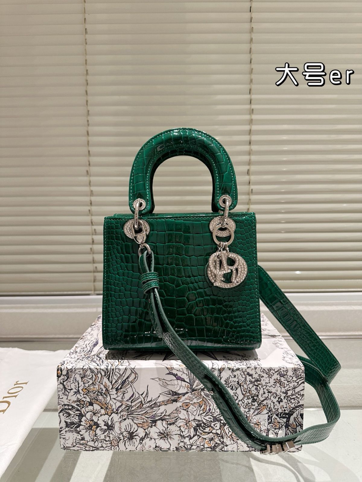 今日特価】Dior Lady Dior Bag with Folding Gift Box
