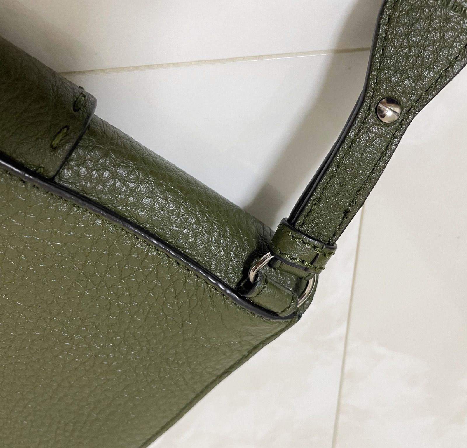 FENDI フェンディ バケット フラット ショルダーバッグ レザー カーキ  