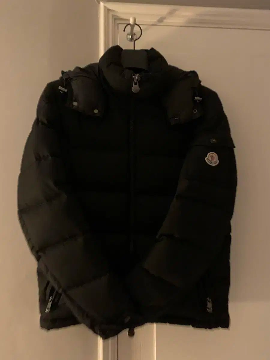 【雷市場（ポンジャン）商品韓国直送】 MONCLER(モンクレール) ダウンジャケット モンジェネヴル ゴールデン 2 サイズ 黒