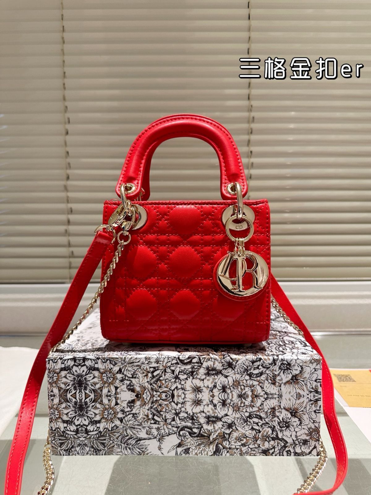 今日特価】Dior Lady Dior Lambskin Bag with Foldable Gift Box