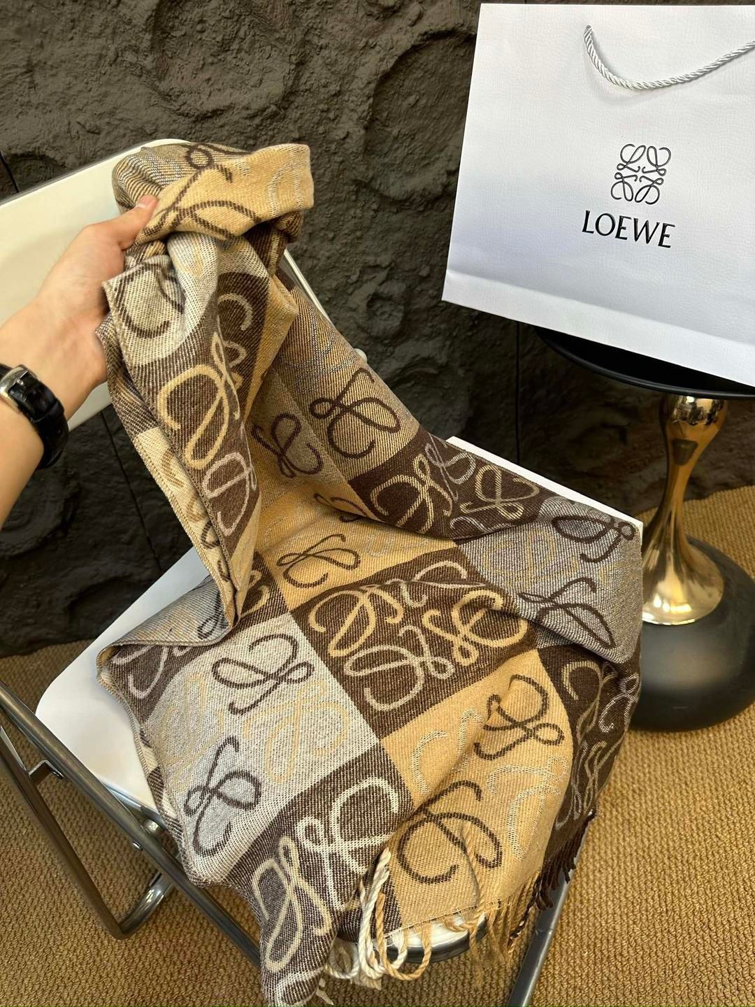 【2/2 23:59までお値下げ中！！】ロエベスカーフ Loeweロエベの秋冬シンプルなグレーのスカーフ｜本日限定特価